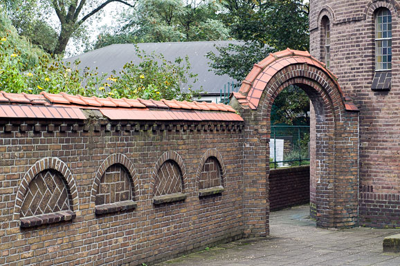 St. Jozefkerk, Velsen-Noord (muur kerkhof)